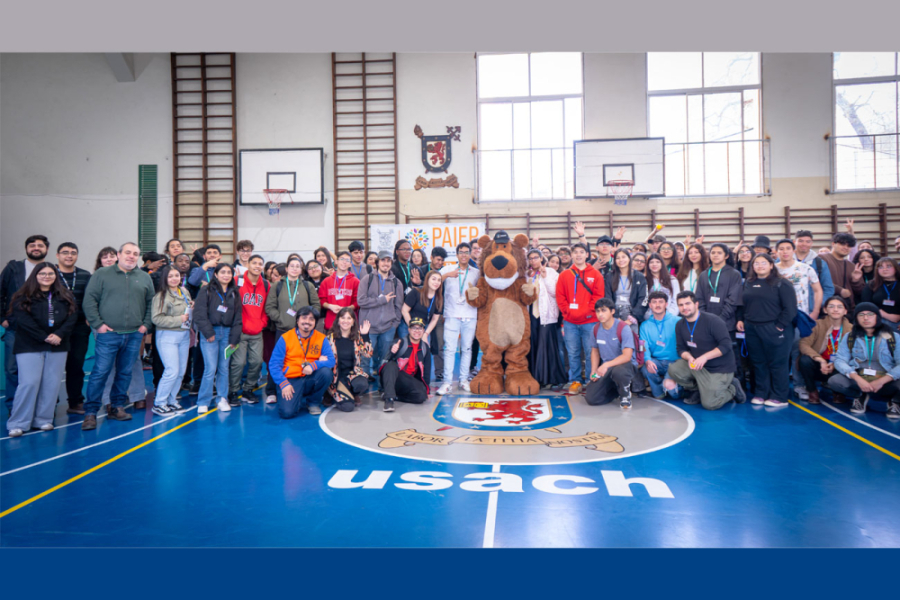 Estudiantes del programa Paiep posan a la cámara junto a Usachín y tutores del programa en el gimnasio Usach