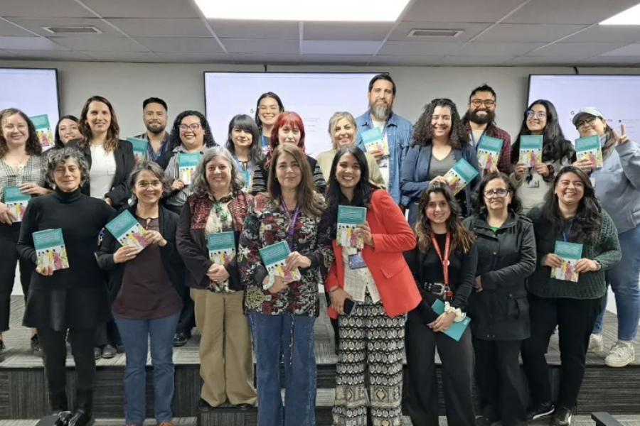 Asistentes al evento posan a la cámara en el Hospital El Pino, junto a algunas de las investigadoras que realizaron la guía