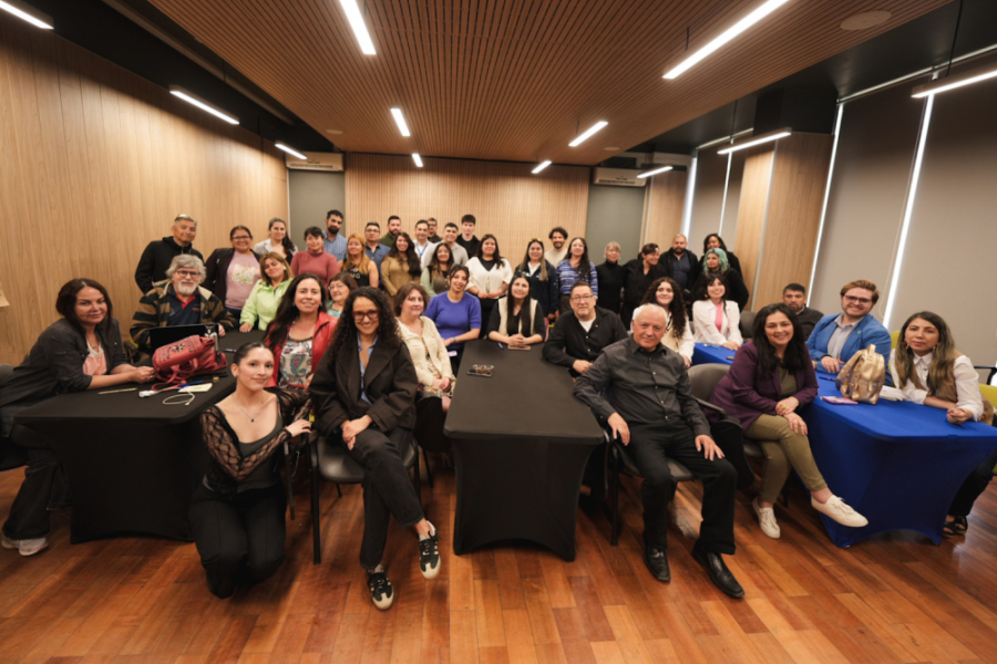 En la fotografía aparecen los integrantes de la revista universitaria Usach.