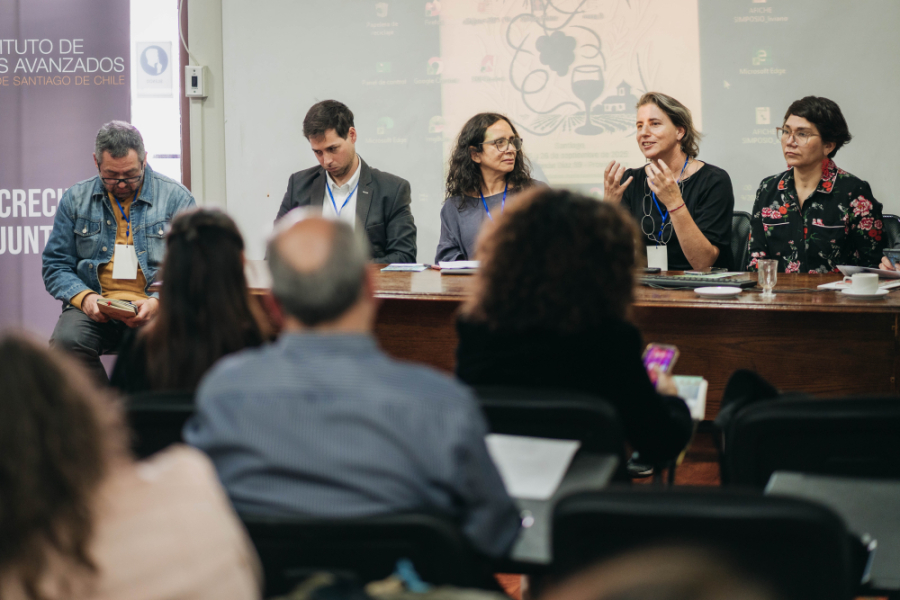 En la fotografía aparece una mesa de investigadores frente al público