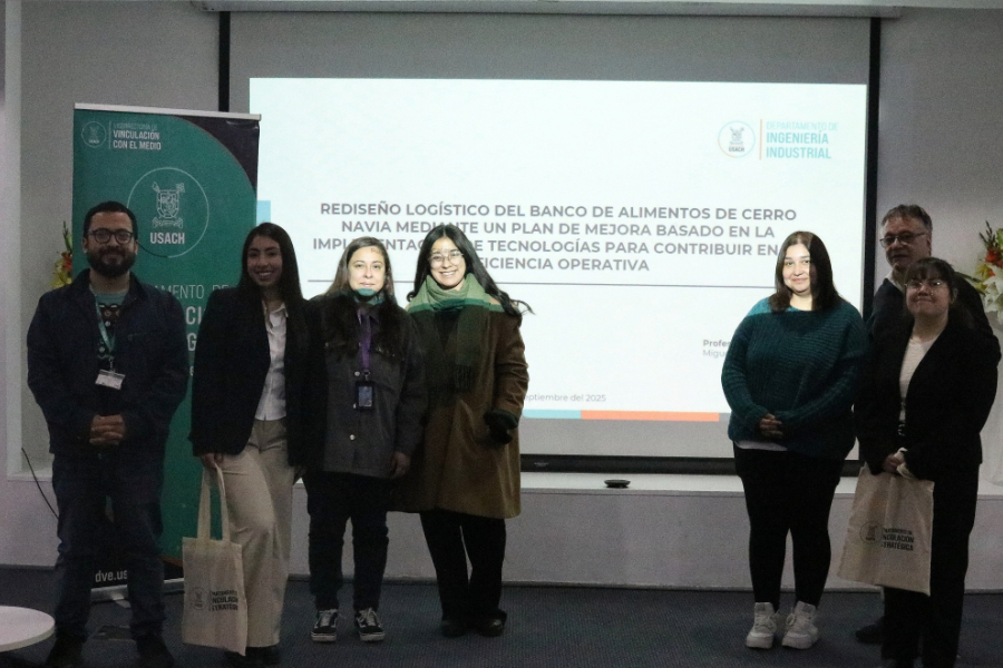 En la fotografía aparecen estudiantes y académicos que fueron parte del proyecto. De fondo, se observa una ppt con el nombre de la iniciativa del Fondo VIME Usach.