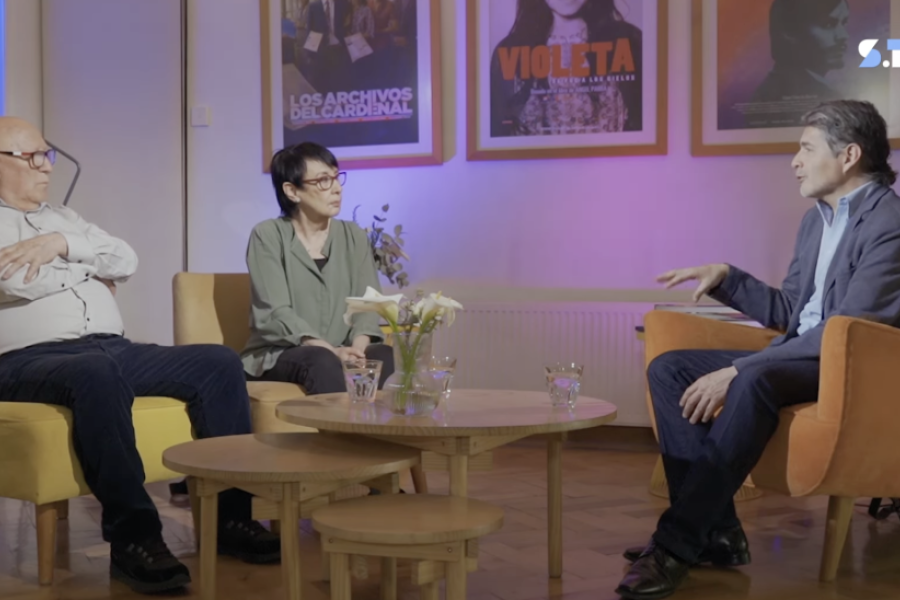 En la fotografía aparece el set del programa "Luz, Cámara y Pasión"  con su conductor Joel Poblete, junto a actores de la serie Los Venegas