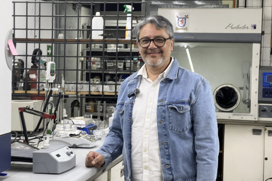 En la imagen aparece el Dr. Domingo Ruiz León, investigador de la Facultad de Química y Biología, en su laboratorio Usach.