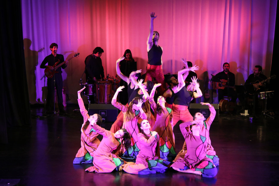 E la imagen aparece una performance de Bafusach, ballet estudiantil de la universidad.