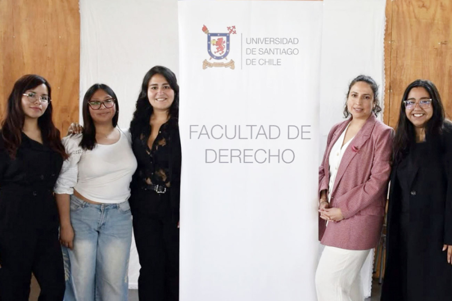 En la imagen aparecen las estudiantes de derecho que llevan adelante este interesante proyecto. Son 5 mujeres, que aparecen junto a un pendón de la Facultad