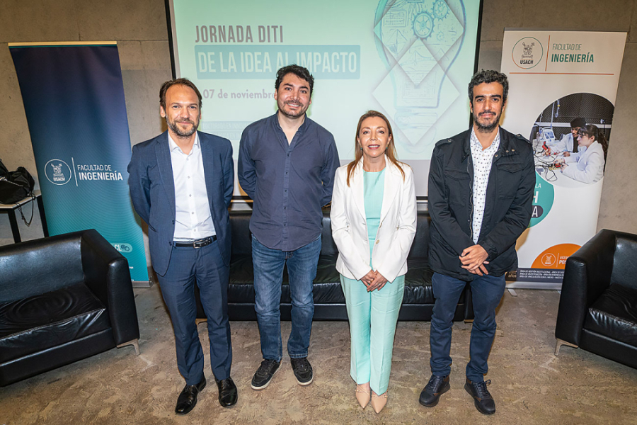 En la fotografía aparece la directora del doctorado, Dra. Andrea Mahn Osses, junto a una autoridad de Corfo, un estudiante y un académico del programa.