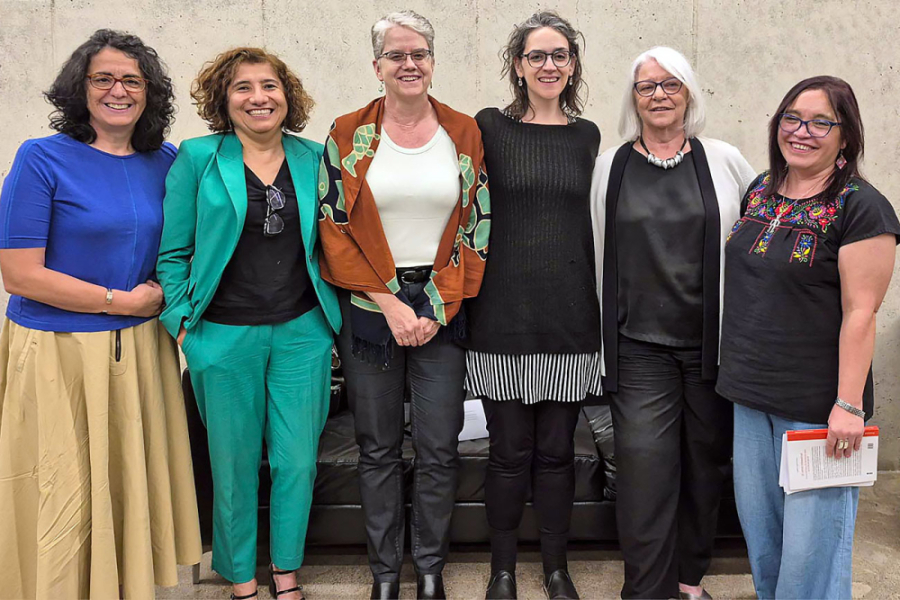 En la fotografía aparece la autora Elizabeth Hutchison, la decana de la Facultad de Humanidades, académicas y representantes de editorial LOM