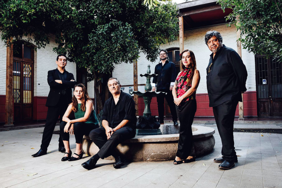 En la fotografía aparece la agrupación Syntagma Musicum en los jardines de la Escuela de artes y Oficios.