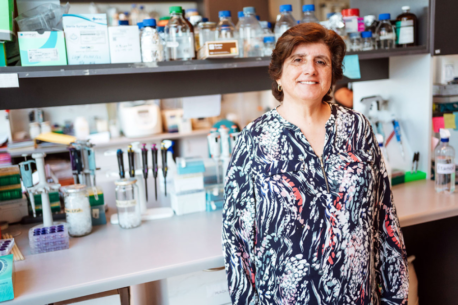 La Dra. Mónica Imara aparece posando en su laboratorio.