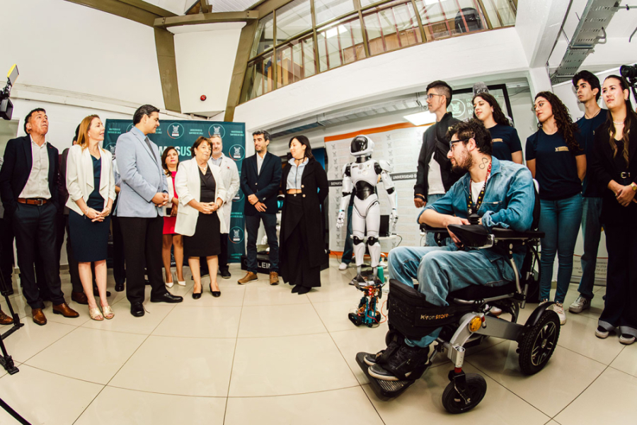 En la imagen aparece la Ministra de Defensa junto al Rector (S) Usach, el robot Stelarbot y sus creadores del Leind