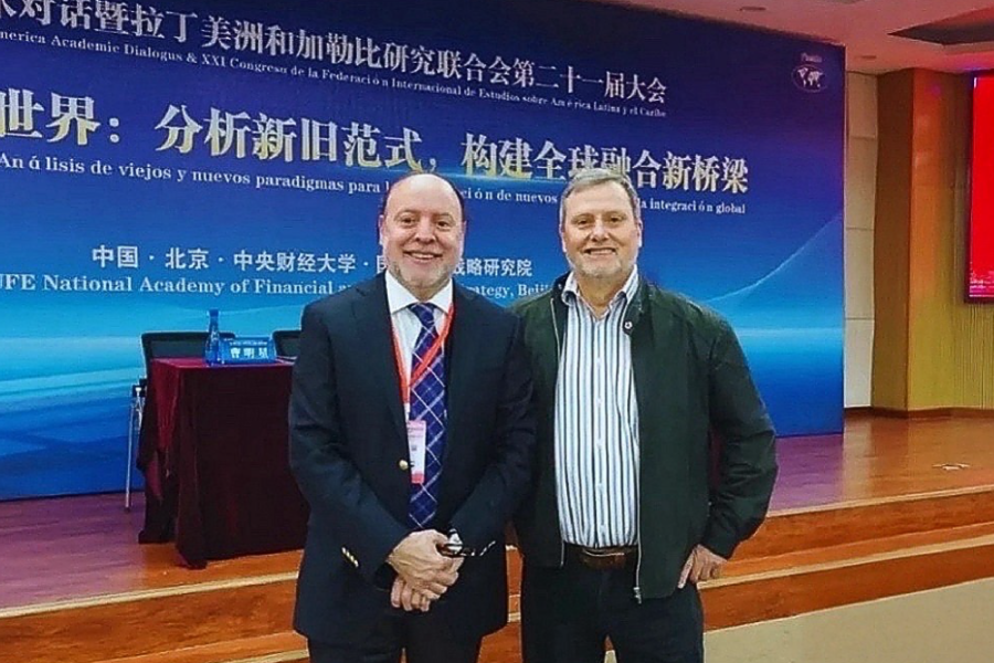 académicos posando frente a la cámara