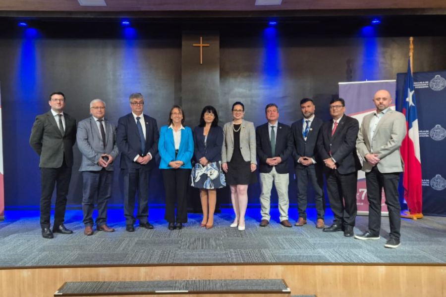 En la fotografía aparece el Decano FAE junto a otros académicos e investigadores en la Pontificia Universidad Católica de Valparaíso