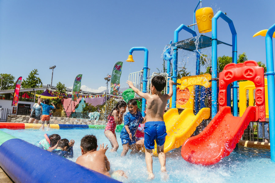 En la fotografía aparecen hijos e hijas de funcionarios de nuestra universidad jugando en la piscina y los juegos acuáticos.