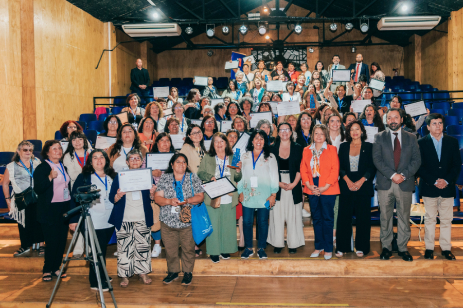 Imagen grupal de participantes en Sala de Artes Víctor Jara