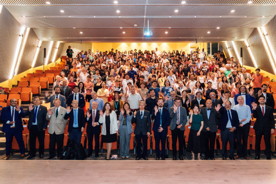 Autoridades chinas de nuestra Universidad posan a la cámara en el Auditorio FAE