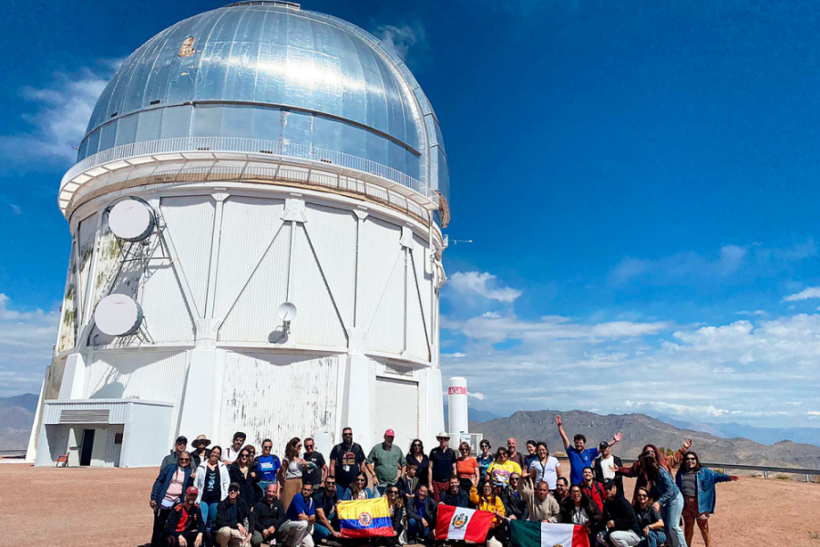 Integrantes de las red de planetarios de la región posan frente a un observatorio  astronómico en el note de nuestro país.