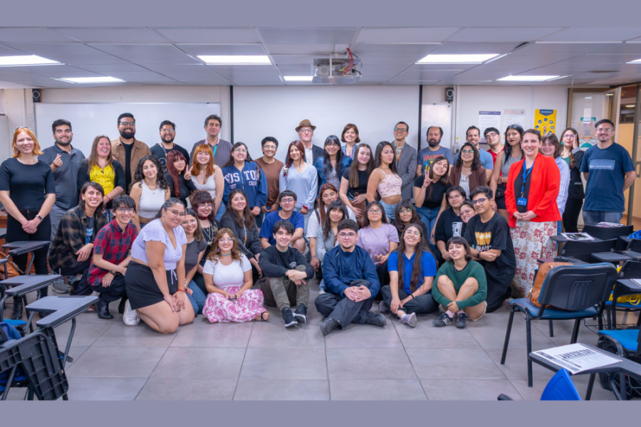 En la fotografía aparecen estudiantes junto a profesores de la universidad. Son alrededor de 50 personas que posan a la cámara.