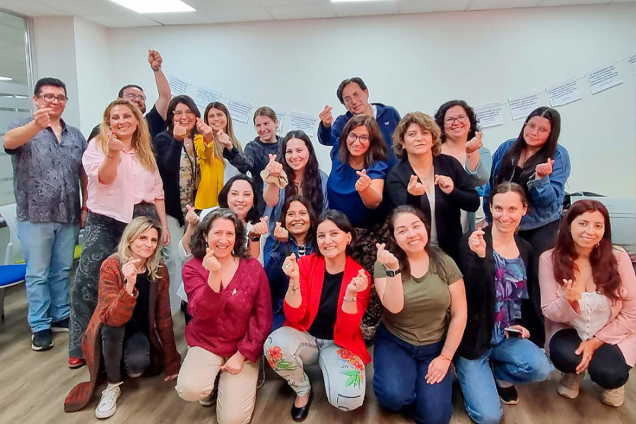 En la fotografía aparecen funcionarios del Hospital Sótero del Río quienes fueron parte del programa de capación de la Facultad de Humanidades