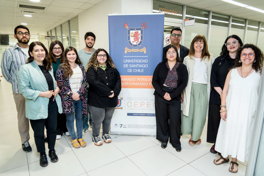 En la fotografía aparece la investigadora trasandina junto a estudiantes del magíster que asistieron a la charla en CEPEC.