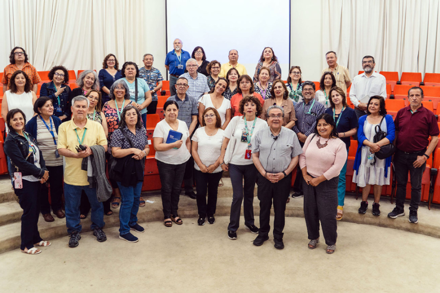 En la imagen aparecen altas autoridades y representantes de trabajadores y académicos Usach, en el Salón de Honor de la Corporación.