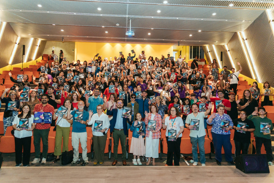 En la fotografía aparece el vicerrector de Vinculación con el Medio junto a la comunidad usachina que asistió al lanzamiento de un nuevo número de la Revista Cambalache