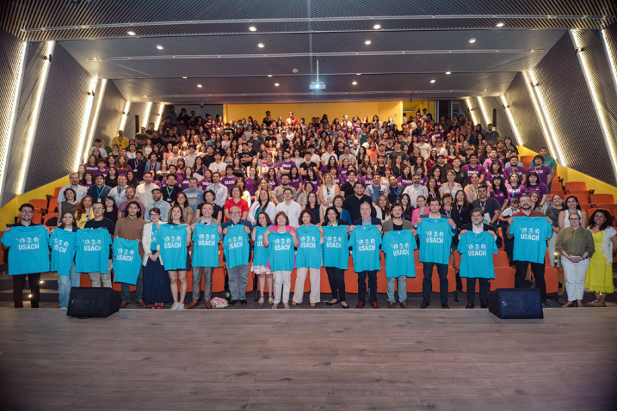 Autoridades, académicos y embajadoras y embajadores Usach de admisión, posan a al fotografía en el Auditorio FAE