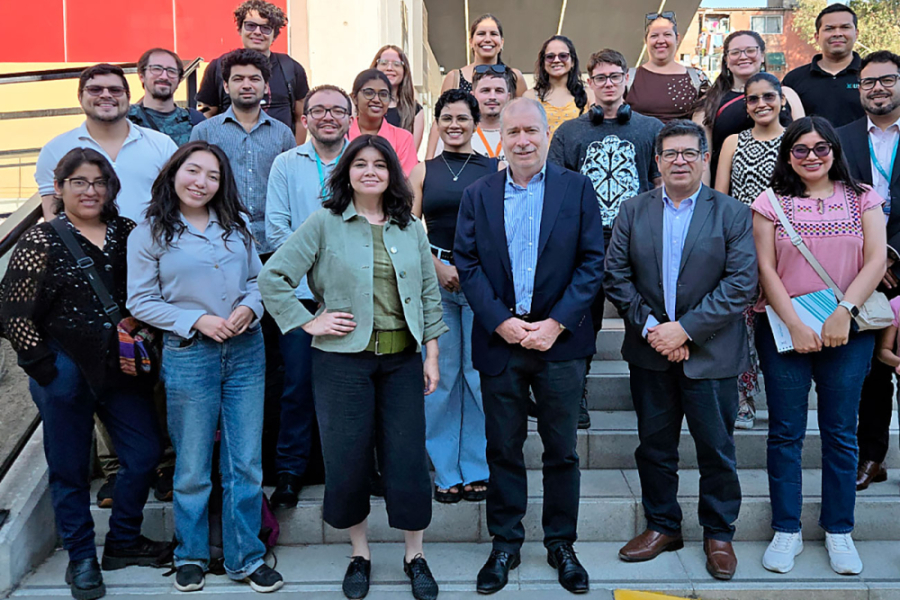 Vicerrector de Postgrado aparece con estudiantes del extranjero en la fachada del edificio institucional de la Facultad de Administración y Economía