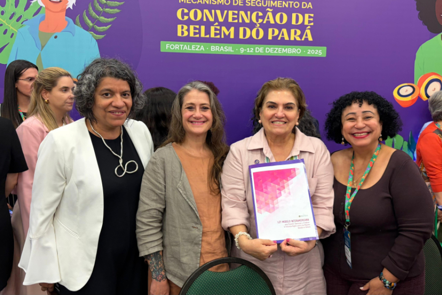 Cuatro mujeres mirando a la cámara