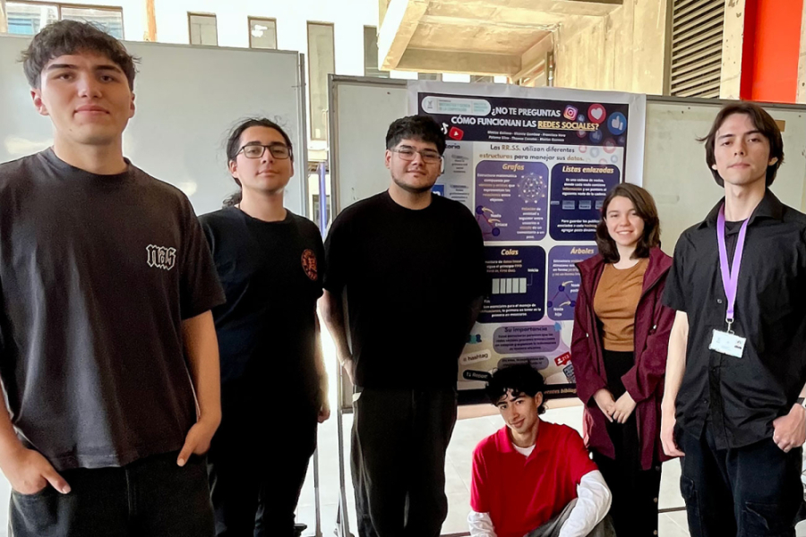 En la fotografía aparecen estudiantes que participaron del evento.
