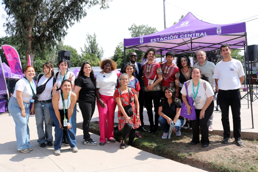 En la imagen aparece un toldo morado de la Municipalidad de Estación Central, junto a personas que asisten al evento.