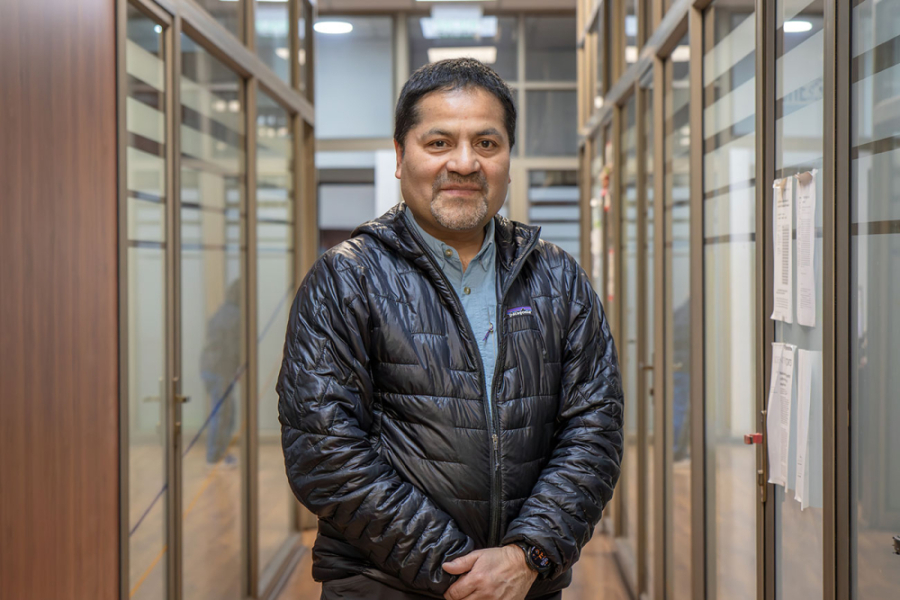 En la fotografía aparece el Dr. Marco Villarta, de la Escuela de Psicología.