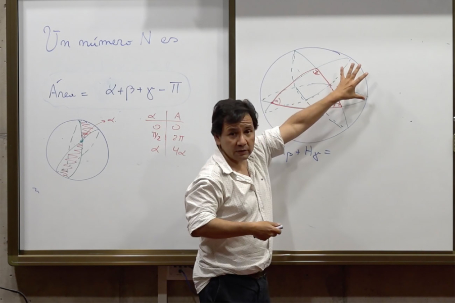En la imagen aparece el Dr. Andrés Navas, del Departamento de Matemática y Ciencia de la Computación Usach, haciendo clases en un pizarrón blanco