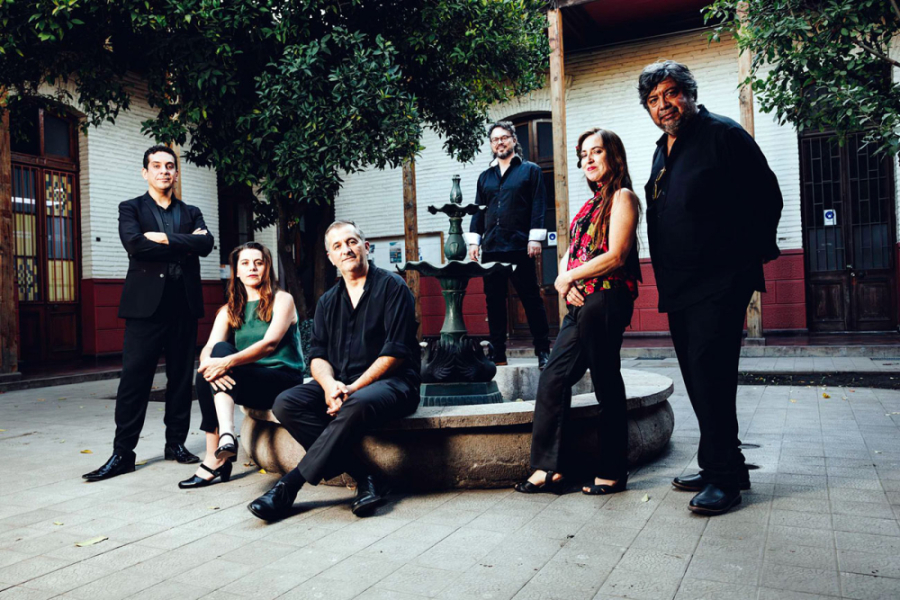 En la imagen aparecen los integrantes de Syntagma Musicum posando a la cámara al interior de los patios de la Escuela de Artes y Oficios