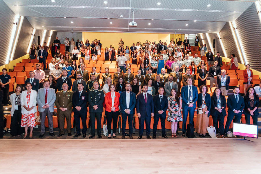 Autoridades de nuestra universidad posan junto a personal de la Defensoría de la Niñez y oficiales de Carabineros en una actividad que se realizó en el Auditorio de la Facultad de Administración y Economía