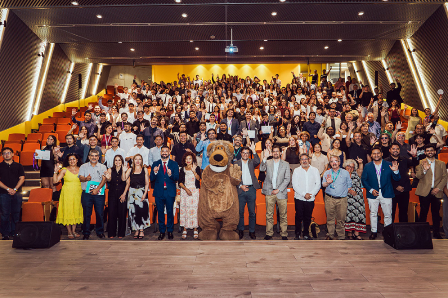 En la fotografía aparecen autoridades y la comunidad deportiva de nuestra universidad en el auditorio de la Facultad de Administración y Economía.