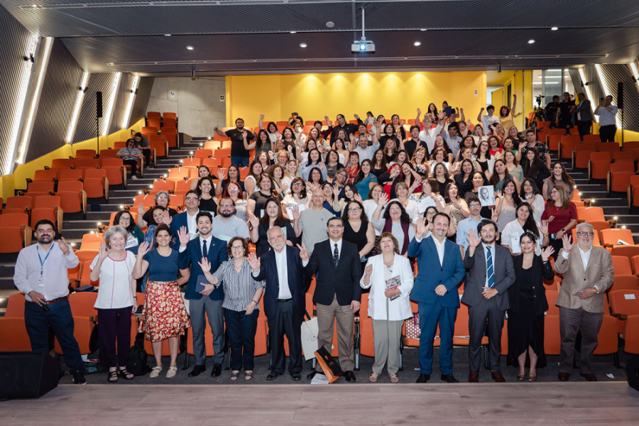En la fotografía aparece el ministro Montes, Rector (S) Usach, altas autoridades de nuestra universidad y dirigentes sociales beneficiados con el acuerdo. El escenario principal es el Auditorio FAE