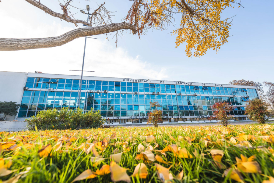 En la imagen aparece el frontis de la Casa Central Usach