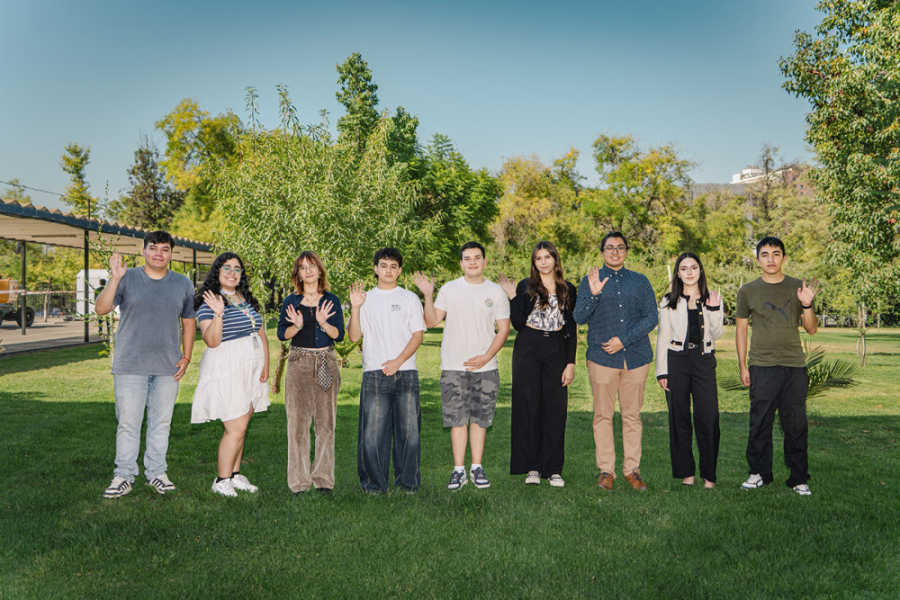 En la imagen aparecen los 9 estudiantes que sacaron el puntaje máximo de sus facultades en la prueba paes. Son 5 hombres y 4 mujeres y posan en los jardines de Rectoría.