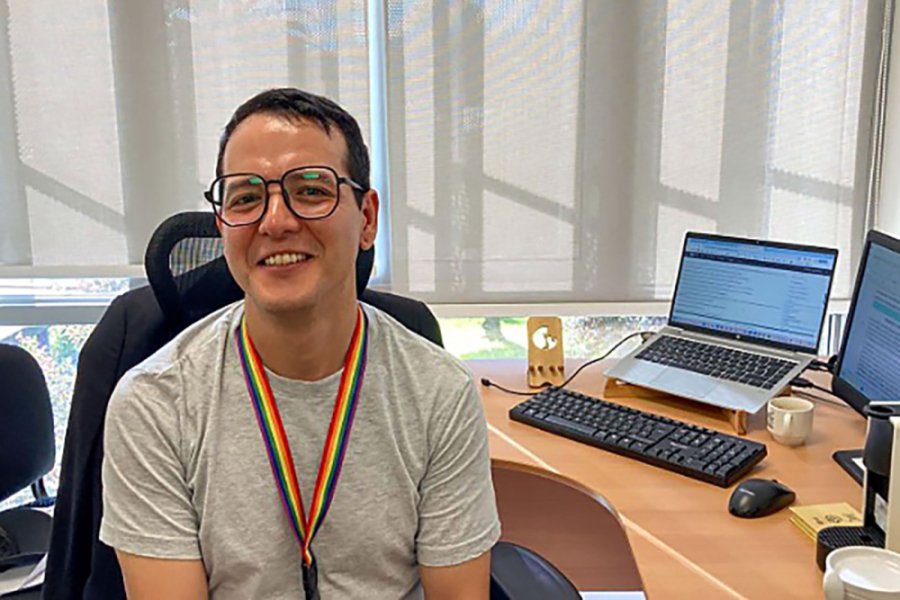 La imagen muestra al académico del Departamento de Lingüística y Literatura, Dr. Patricio Pino Castillo