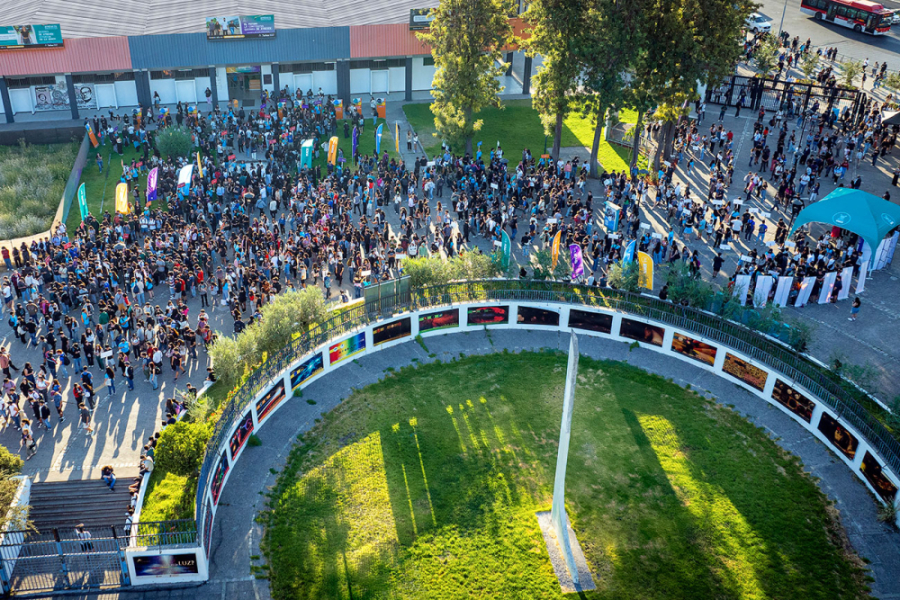 La imagen muestra a los nuevos ingresos en el frontis de la universidad 
