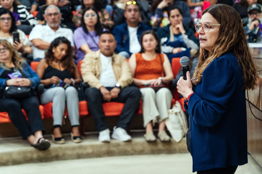 En la imagen se muestra a Maricel Zúñiga hablando frente a los asistentes en el salón de honor
