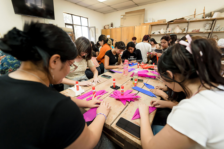 En la imagen aparecen estudiantes Usach en los cursos integrales de cultura. 