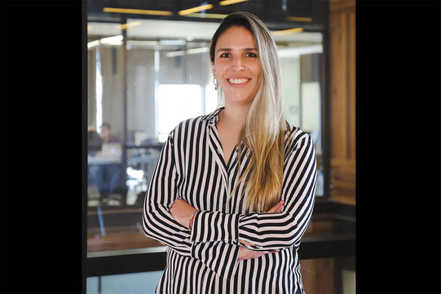 La foto muestra a la bioquímica Soledad Ulloa Urrutia de brazos cruzados sonriendo a la cámara