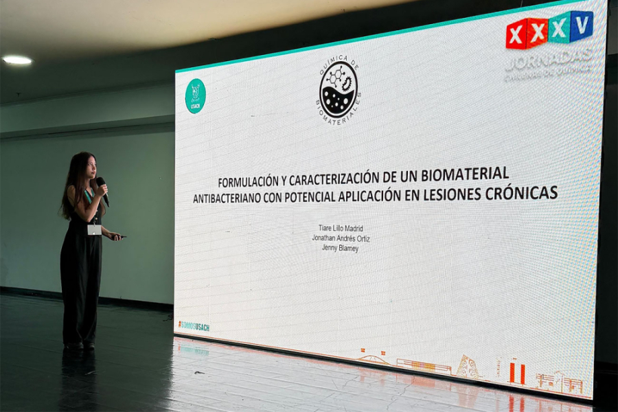 Estudiante de la Faultad aparece frente a una ppt que contiene el material de exposición