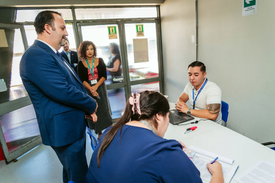 La imagen muestra al rector suplente junto a la vicerrectora registrándose para recibir la vacuna