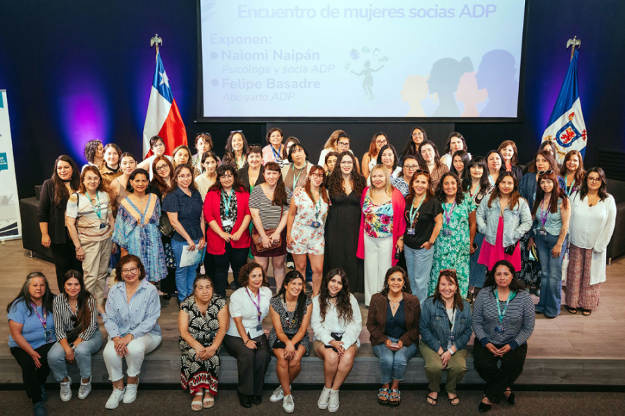 En la imagen aparecen arriba del escenario central del Auditorio FAE, trabajadoras de nuestra Universidad pertenecientes a la ADP.