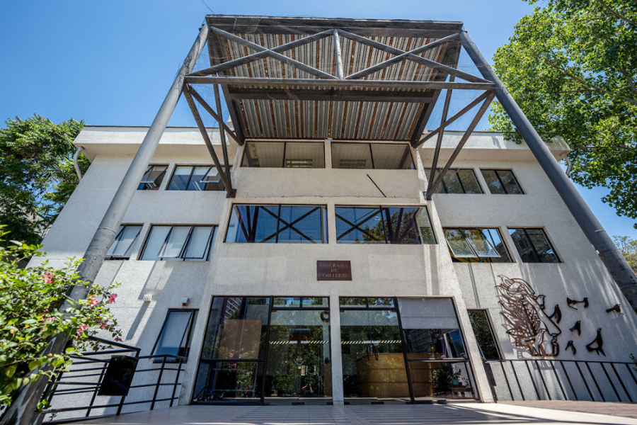 Foto en contrapicado de frontis del edificio de Bachillerato.
