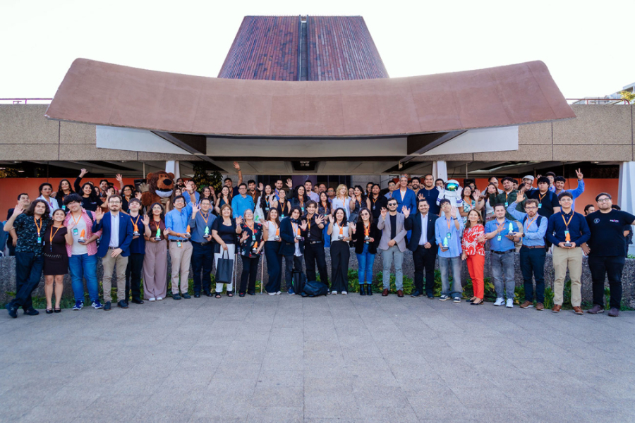 Autoridades y estudiantes Usach posan a la cámara en el frontis del edificio que alberga el Planetario