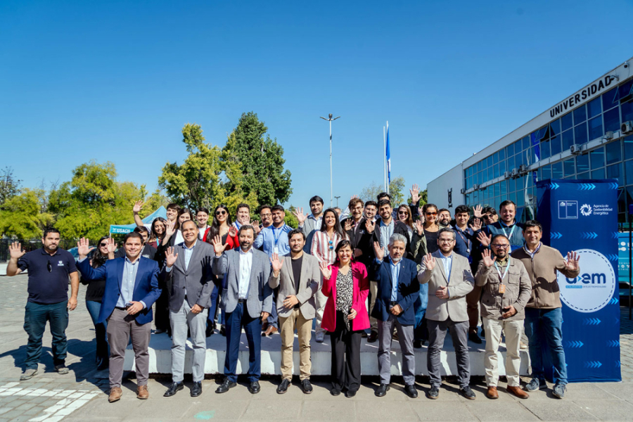 En la imagen aparecen los participantes del evento en las afueras del edificio central Usach.