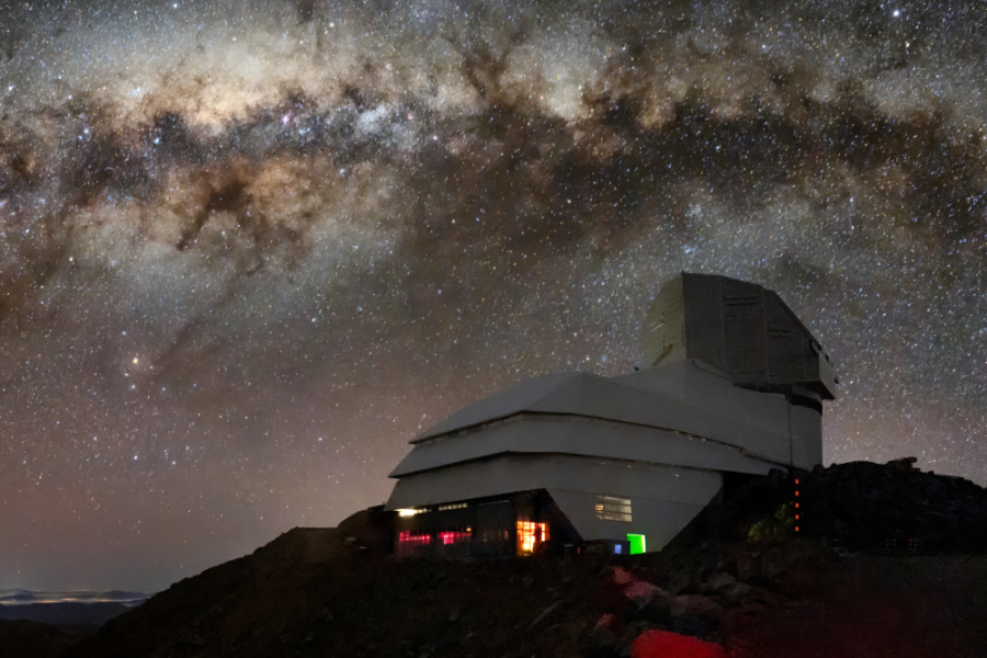 En la fotografía aparece un observatorio en lo alto de un cerro con las estrellas de fondo.